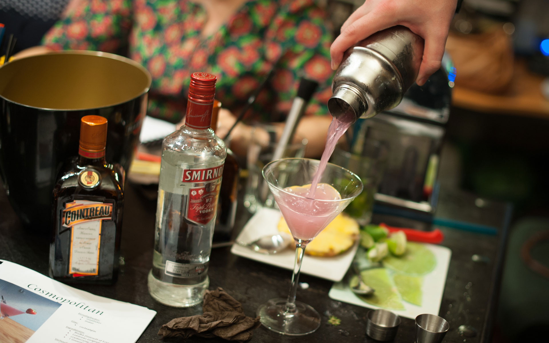 Een cosmopolitan wordt uitgeschonken