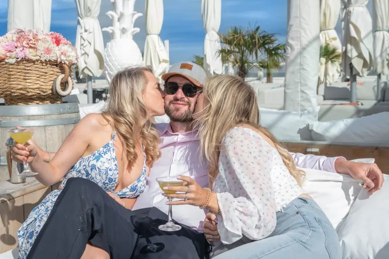 Drie vrienden met een cocktail op een terras