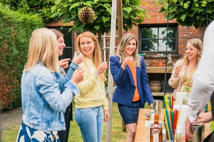 Een groep vriendinnen lacht tijdens de workshop