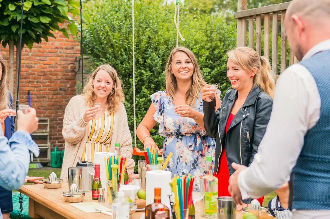 Een groep rond de bar tijdens een workshop