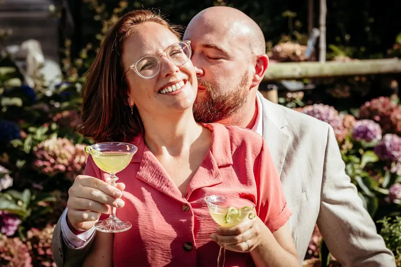 Koppel klinkt met een cocktail
