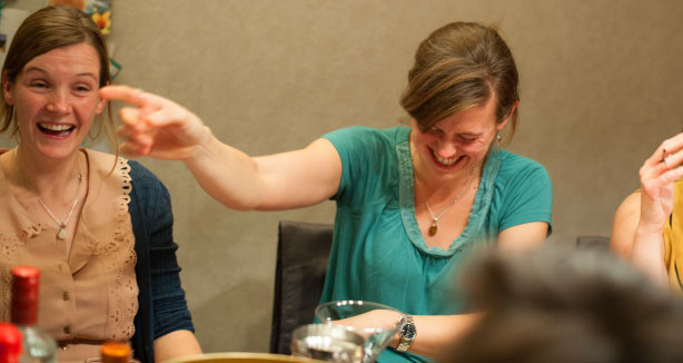 Vriendinnen lachen aan tafel, zonder afwas
