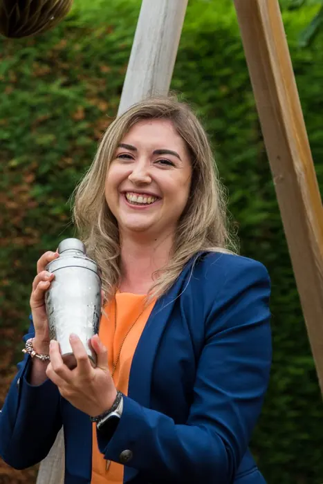 Deelneemster lacht met een shaker in de hand