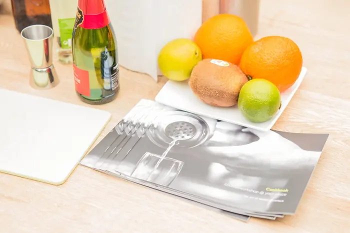 Het receptenboekje naast vers fruit