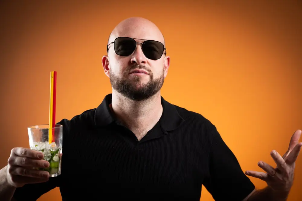 De bartender van Cocktails @ Your Place met zonnebril