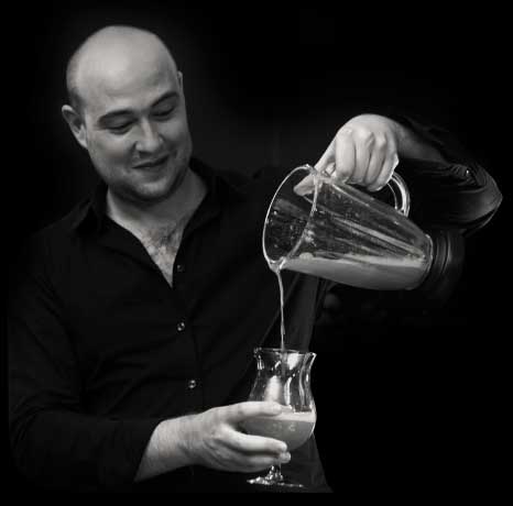 Reinout Gelaude schenkt een cocktail uit