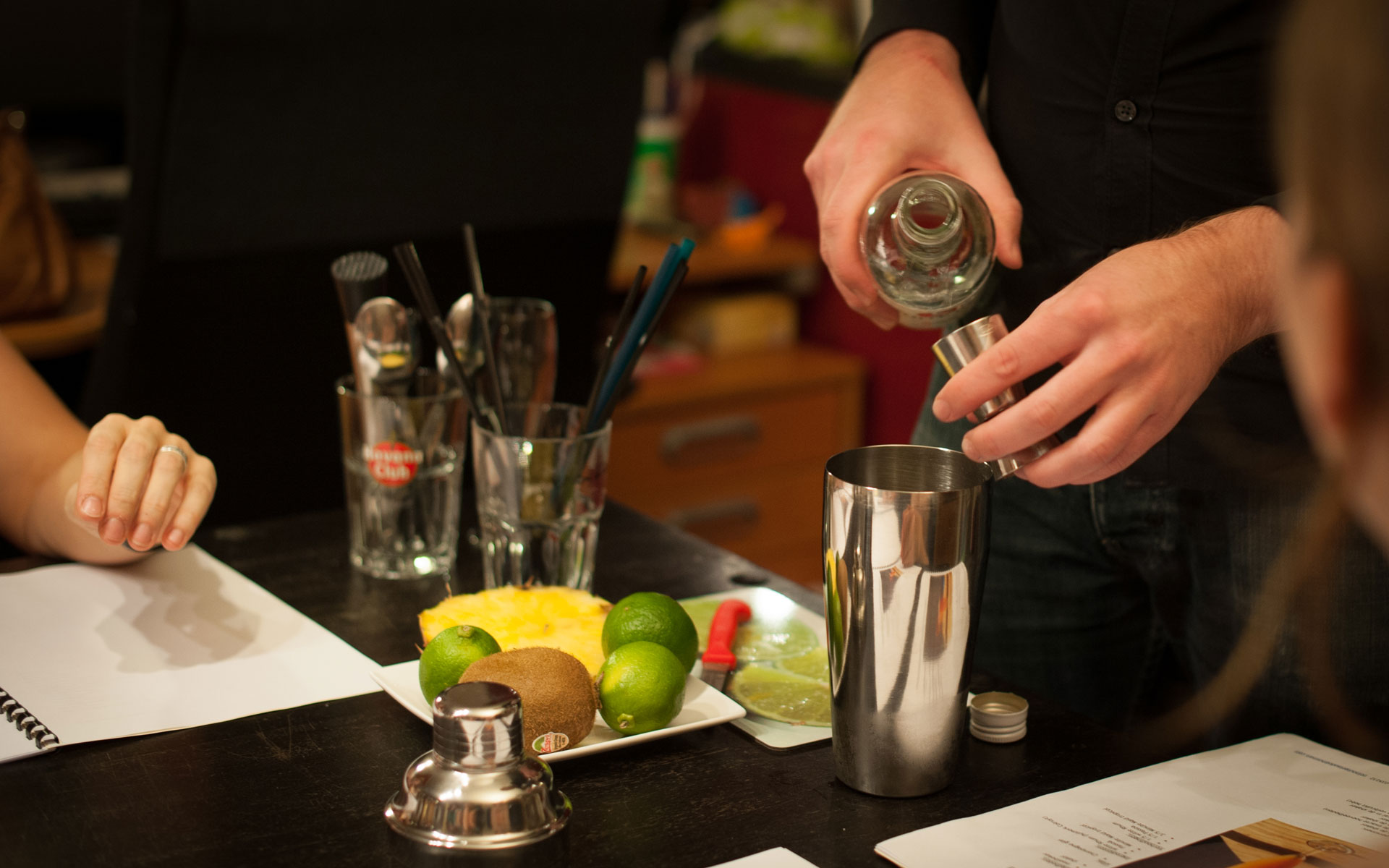 Shaker en jigger op de bar