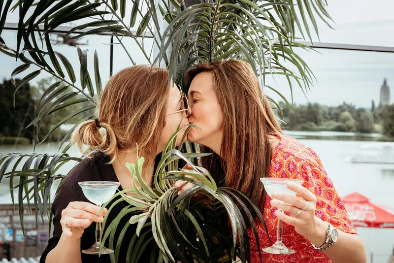 Twee vriendinnen met een cocktail