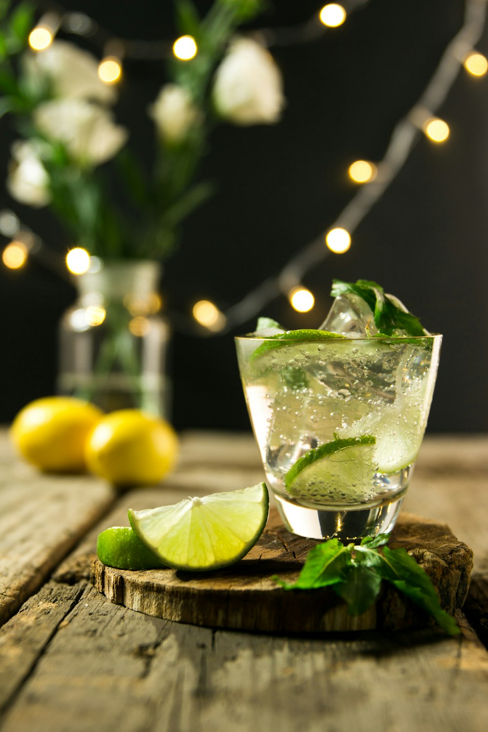 Gin-tonic met limoen, munt en ijs