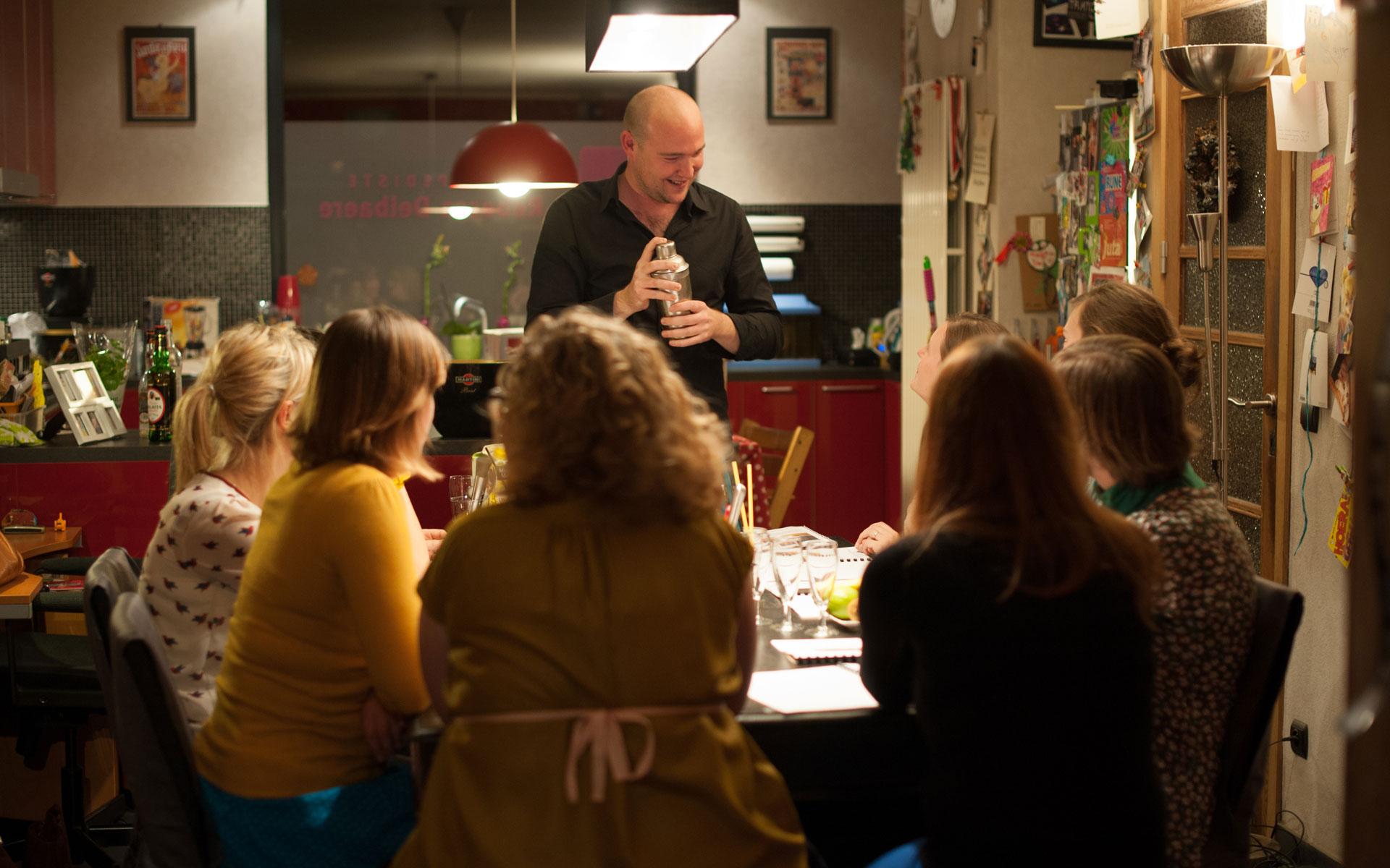 Reinout toont de shaker aan een groep rond de tafel